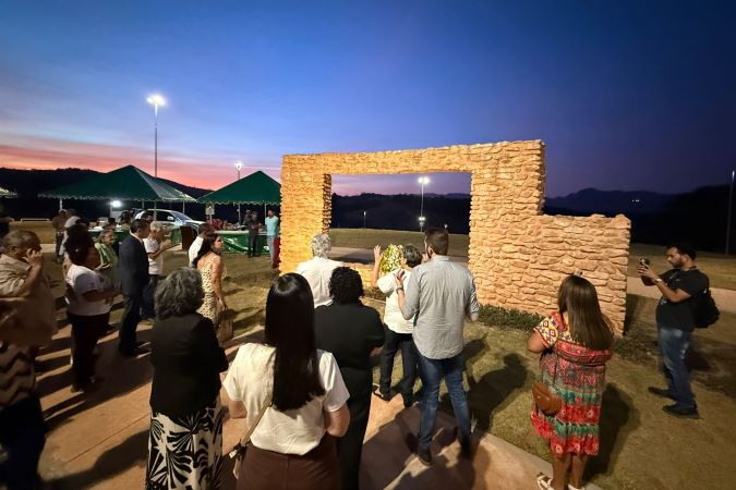 Comunidade recebendo obras de reparacao de impactos em Ponte das Almorreiras Brumadinho.jpg