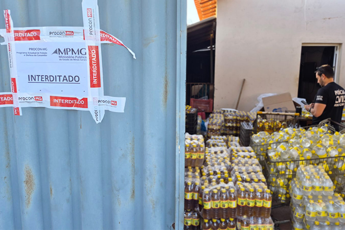 Procon-MPMG interdita fábrica clandestina de cachaça e apreende mais de 3,6 mil litros da bebida em Uberaba, no Triângulo Mineiro