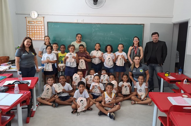 Florestal - entrega kits escolares.jpg