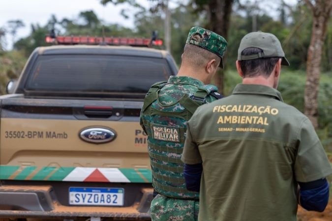 Operacao-Mata-Atlantica-em-Pe-Fiscais-autuando-area-desmatada-noticia.jpg