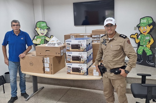 Varginha - entrega computadores.jpeg