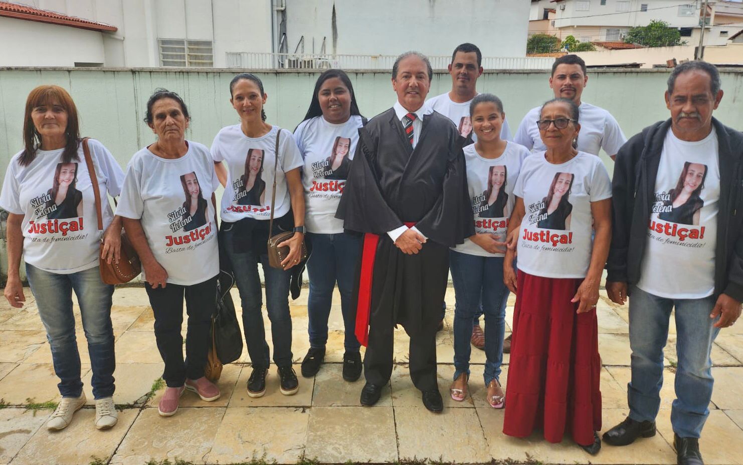 Parentes da vitima apos o juri.jpg